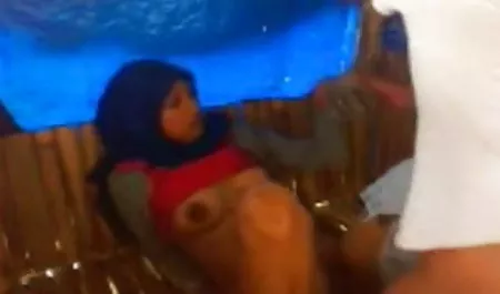 बाथरूम के दरवाजे में उसके प्रेमी के साथ इंकजेट के लगातार तीन सेक्सी गंदी पिक्चर कामोत्ताप
