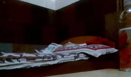 श्यामला गुलाबी सेक्सी सेक्सी पिक्चर डिल्डो संभोग करने के लिए लाता है