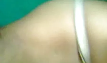 पीछे के कमरे में एक पिक्चर सेक्सी में आदमी एक महिला की सीढ़ियों