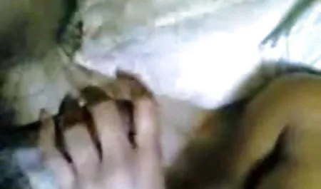 Busty कुचलने उंगलियों के साथ हिंदी में सेक्सी पिक्चर फिल्म masturbates