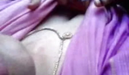 एक अंतरंग केश विन्यास के साथ एक लड़की को इंग्लिश फिल्म सेक्सी वीडियो में धोखा दे