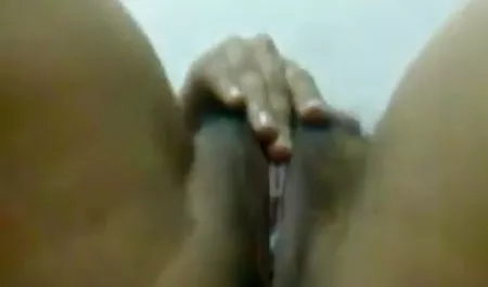 बिस्तर सनी लियोन के सेक्स पिक्चर की सफाई करते हुए नौकरानी उसके प्रेमी की बिल्ली हिलाता