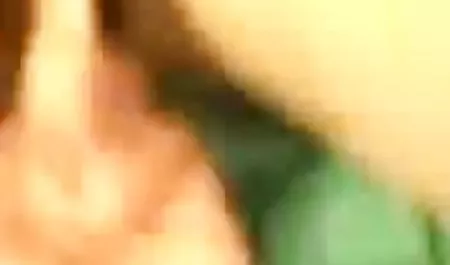 माशा बॉलीवुड हीरोइन सेक्सी पिक्चर एक झूले पर उसके पैरों पर खींच एक छोटे स्कर्ट में बेशर्म है