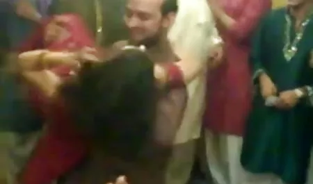 इस पत्नी को अपने पति के साथ रहने के लिए सेक्सी पिक्चर फिल्म हिंदी में उसके दोस्त से संपर्क