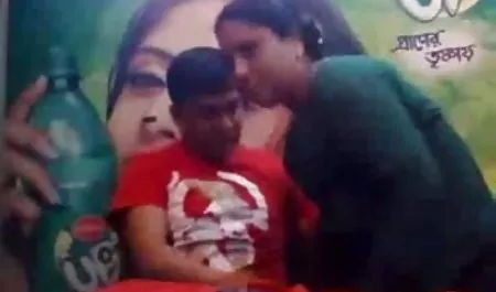 नताशा में प्रवेश करती है और सभी महिमा के कैटरीना का सेक्सी पिक्चर साथ उसके शरीर से पता चलता है