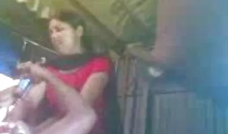 कुंवारी बर्फ क्रिसमस पेड़ के पास सेक्सी मूवी पिक्चर फिल्म जीभ बनाता है