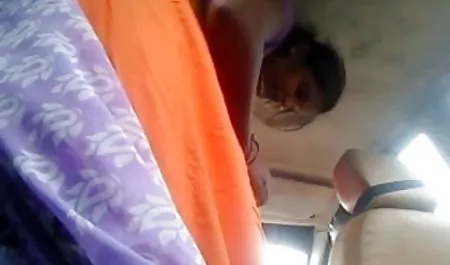 फूहड़ बेडरूम में एक काला आदमी लेता है रावण की सेक्सी पिक्चर और पिछवाड़े में उसे फेंकता