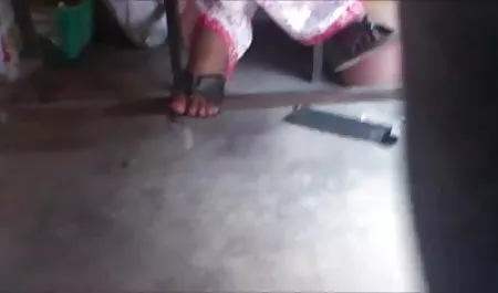 एक गोल-मटोल महिला मेज पर एक बालों आदमी भोजपुरी पिक्चर सेक्सी थाली पर लिखा था
