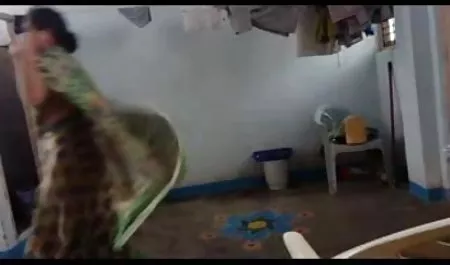 प्रशिक्षण में, कुतिया टेप के साथ सेक्सी ब्लू पिक्चर भोजपुरी में नग्न व्यायाम प्रदर्शन