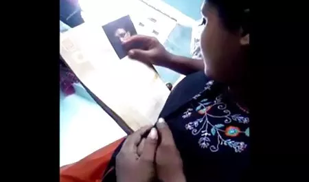 लड़की टहलने के लिए शॉर्ट्स की एक हिंदी पिक्चर फिल्म सेक्सी जोड़ी पहनना भूल गया