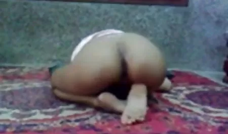 मंजिल पर उंगलियों छेद के दुर्गा की सेक्सी पिक्चर साथ स्कीनी नग्न लड़की