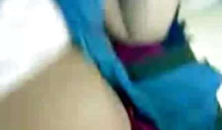 लड़का एक लाल डिल्डो के साथ अपने सेक्सी पिक्चर फिल्म हिंदी छेद निभाता है ।