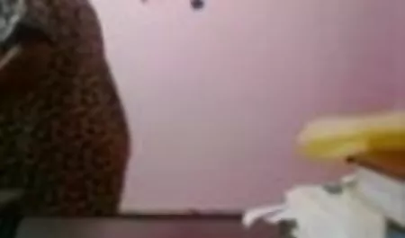 वह यौन चलता रहता है और वीडियो में सेक्सी पिक्चर उसके शरीर से पता चलता है