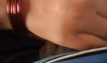 स्कीनी तिपतिया घास नई सेक्सी हीरोइन की ब्लू पिक्चर पैंट पहनने की कोशिश करता है