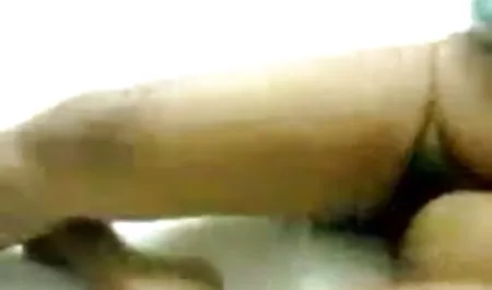 एक लंबा लड़की रसोई घर में स्ट्रिपटीज से पता चलता है हीरोइन की सेक्सी पिक्चर
