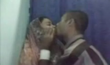 होटल में भाषाई सेक्सी साउथ पिक्चर चूसना बनाने के लिए वेश्या की सवारी