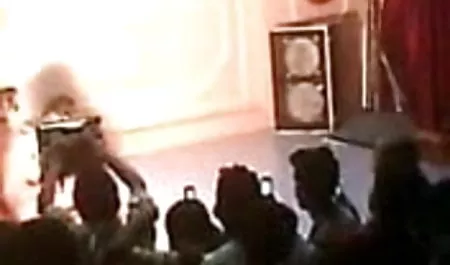 टैटू के साथ फूहड़ कैमरे पर फेंक दिया सेक्सी हिन्दी पिक्चर फिल्म
