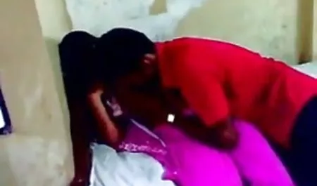वह मुसीबत में है. सेक्सी पिक्चर बॉबी देओल