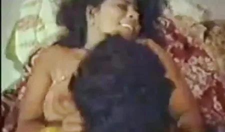 उसे मुंडा दाहिने हाथ के साथ बिल्ली छूत चश्मे के साथ सनी लियोन के सेक्स पिक्चर छात्रा