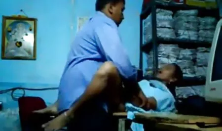 सोफे पर एक अच्छी लड़की भीड़ को दिया सेक्सी एडल्ट पिक्चर गया था