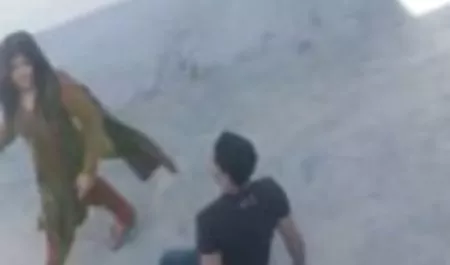 मोज़ा में लड़की शाम के लिए हॉलीवुड सेक्स पिक्चर एक पोशाक चुनता है