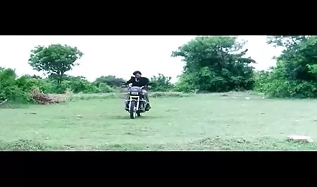 एक अनुभवी समलैंगिक चूसना और स्ट्रैपआन के लिए एक सेक्सी पिक्चर लोड हो प्रेमिका सिखाता है