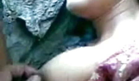 वह कमरे में एक प्लास्टिक की बाल्टी सेक्स का पिक्चर में नग्न खाने के लिए चला गया
