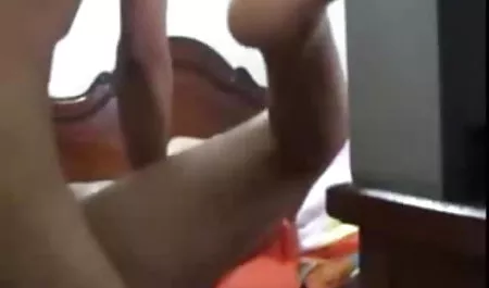 सलाखों पर सेक्सी फिल्म पिक्चर छूत बड़े स्तन के साथ लड़की
