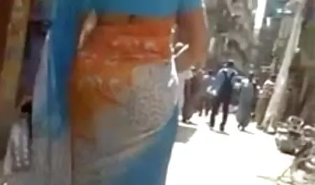 एक पतला नर्तकी सेक्सी सेक्सी पिक्चर सेक्सी पिक्चर जो नग्न शरीर के लचीलेपन को दर्शाता है