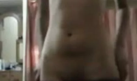 सुंदर लड़की एक बिल्ली के साथ पिक्चर सेक्सी धीरे से खेलता है