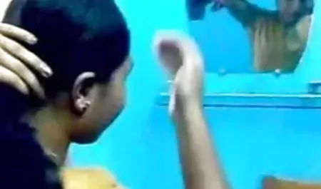 मेज पर बिलियर्ड गेंदों के साथ पैर सेक्सी अमेरिकन पिक्चर खेलो